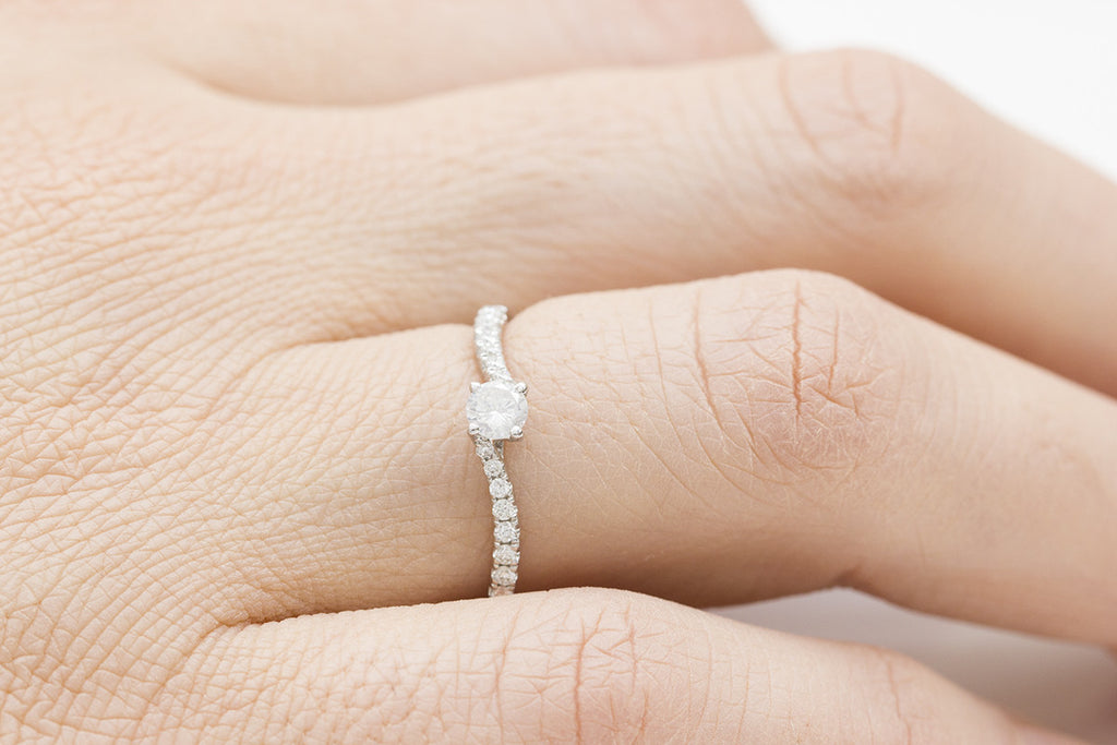 Round Cut Diamond 18K White Gold Engagement Ring on Twisted Band