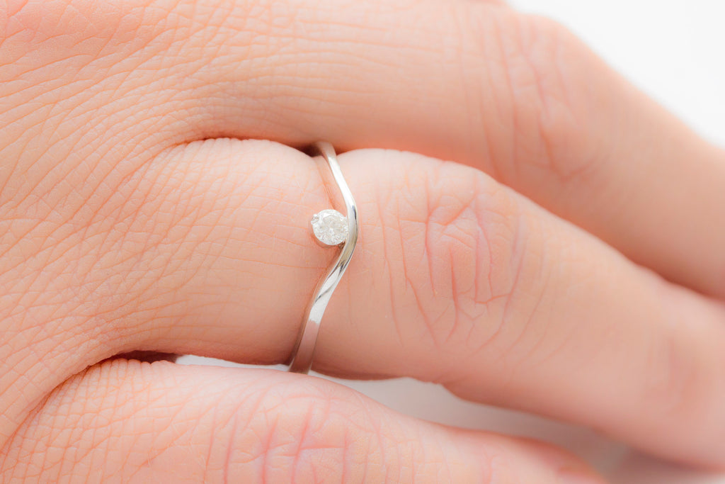 Single Solitaire with Shaped Band 18K White Gold Ring