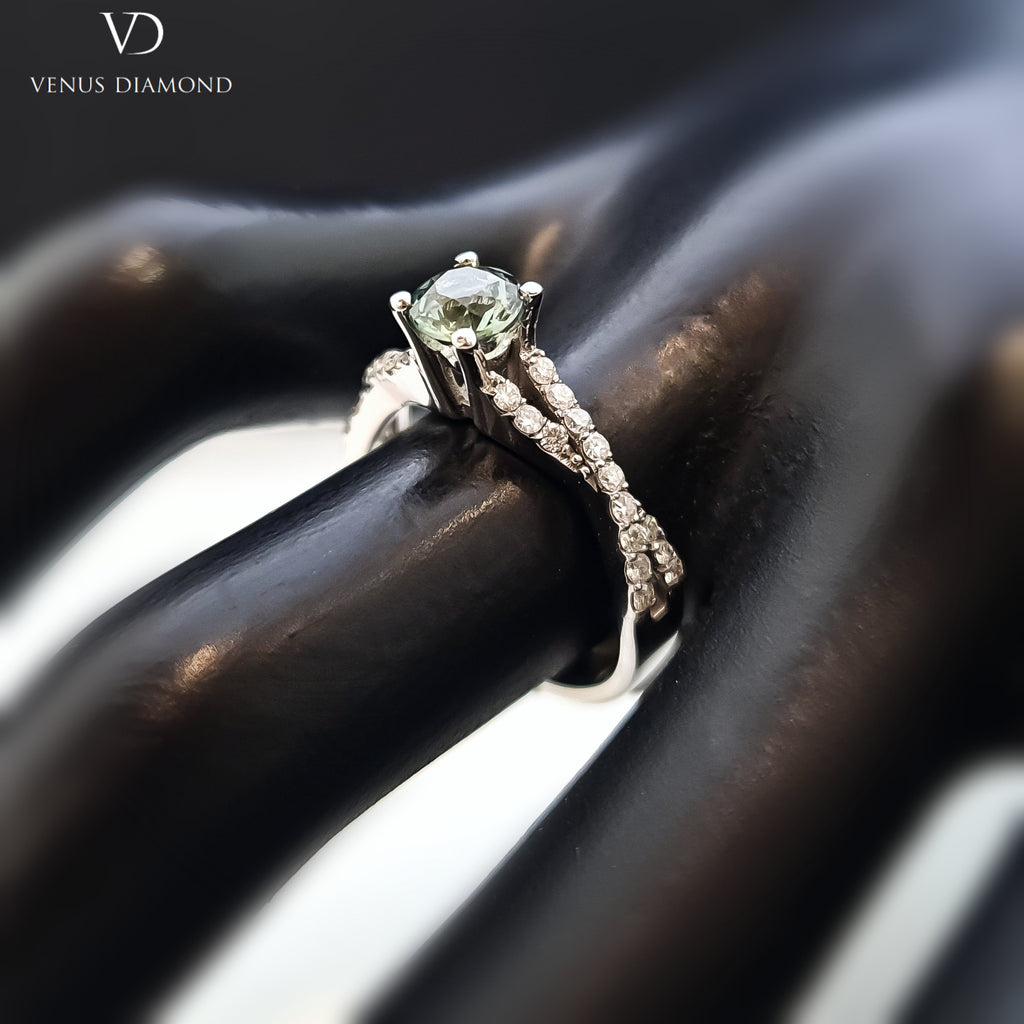 18k White Gold Green Sapphire Ring With Diamond Pleated Shank