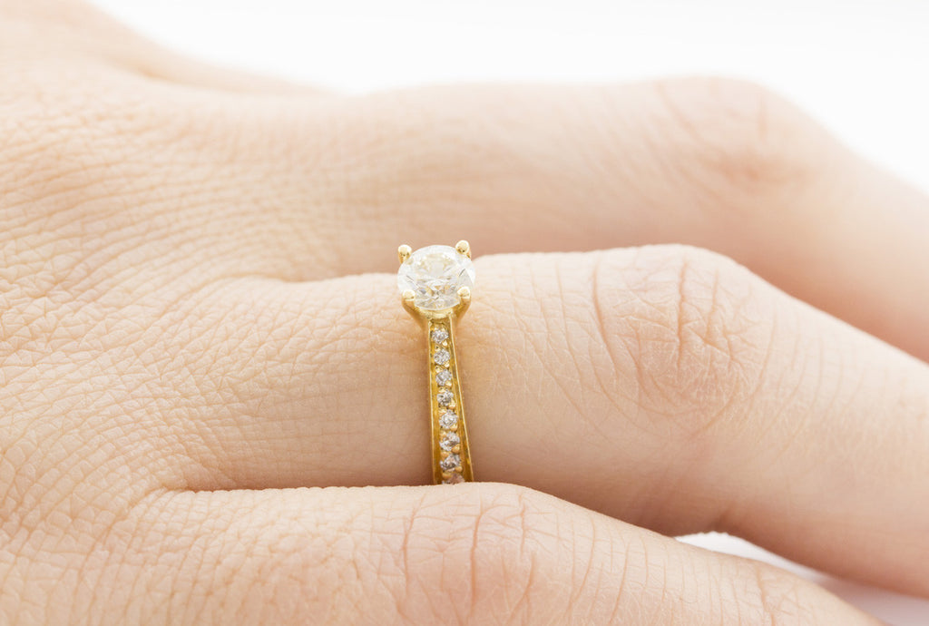 Round Cut Diamond 18K Yellow Gold Engagement Ring