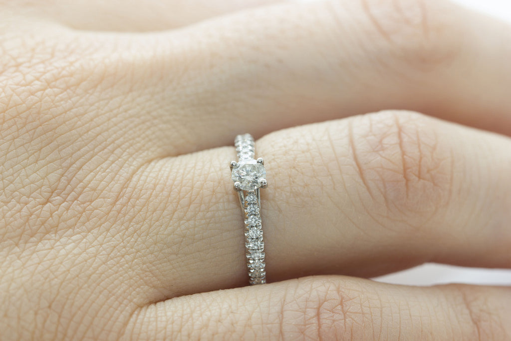 Round Cut Diamond 18K White Gold Engagement Ring