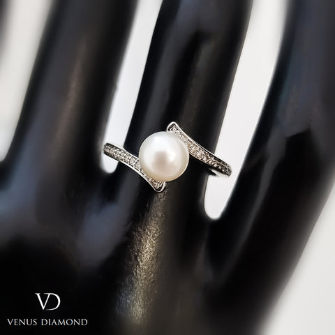 18k White Gold Diamond and Pearl Ring