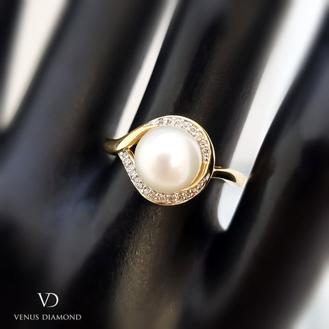 18k Yellow Gold Diamond and Pearl Ring