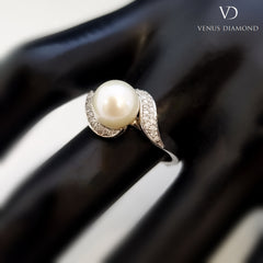 18K White Gold Diamond and Pearl Ring