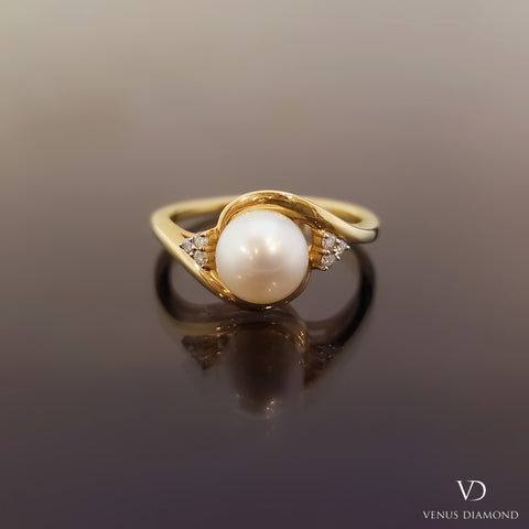 18k Yellow Gold Diamond and Pearl Ring