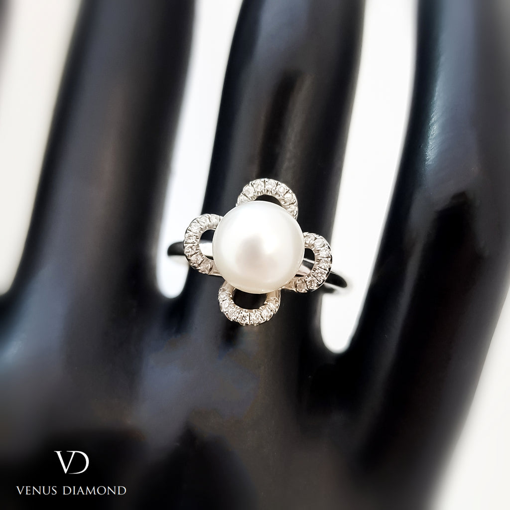 18k White Gold Diamond and Pearl Ring