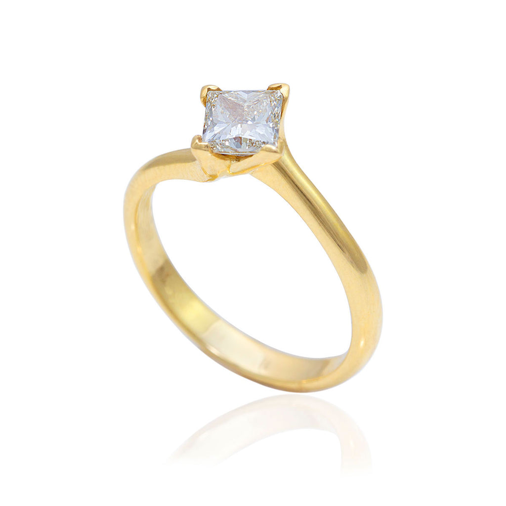 0.74 Carat 18K Yellow Gold Ring on Twisted Band